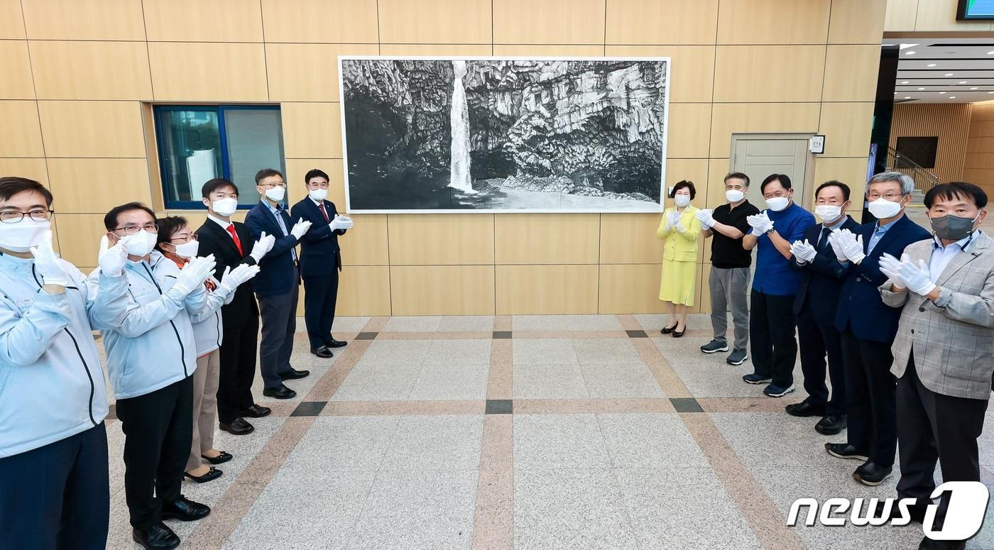  계룡시청 1층 로비에서 진행된 지희순 작가&#40;오른쪽 맨 위&#41;의 ‘한지에 먹’ 작품 기증식 모습. &#40;계룡시 제공&#41;