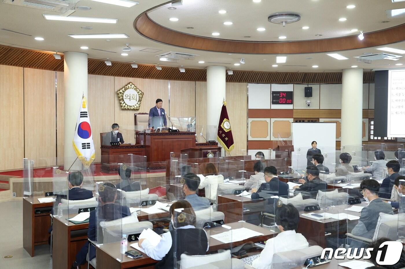 27일 고양시의회 제267회 정례회 본회의장 모습. 이날 시의회는 의원 34명 전원 만장일치로 &#39;고양시의 조정대상지역 해제 촉구 결의문&#39;을 채택했다. &#40;고양시의회 제공&#41;