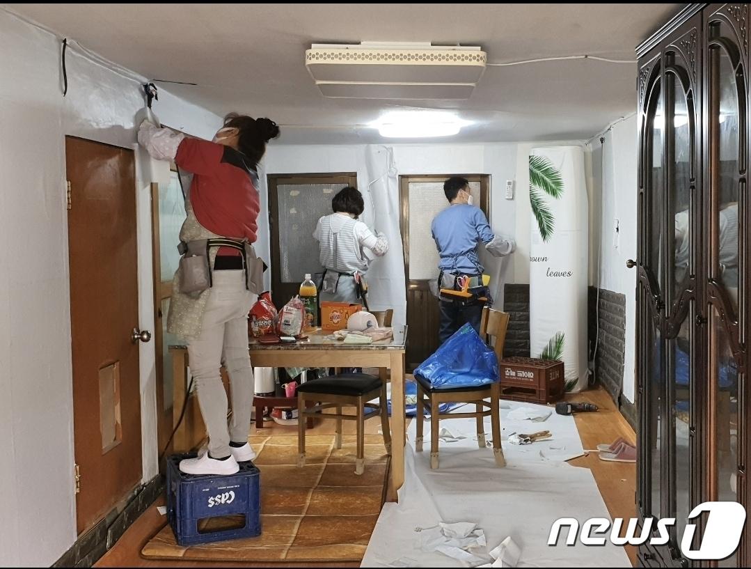 전북 고창군이 생활민원기동처리반 활동을 통해 홀로 어르신을 비롯한 소외계층의 믿음직스러운 해결사로 호응을 얻고 있다.고창군 생활민원기동처리반 활동 모습&#40;고창군 제공&#41;2022.9.27/뉴스1