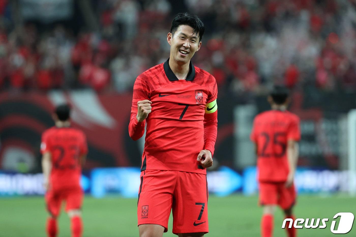 손흥민이 27일 오후 서울 마포구 상암동 서울월드컵경기장에서 열린 축구 국가대표 평가전 대한민국과 카메룬의 경기에서 선제골을 성공시킨뒤 세리머니를 하고 있다. 2022.9.27/뉴스1 ⓒ News1 이광호 기자