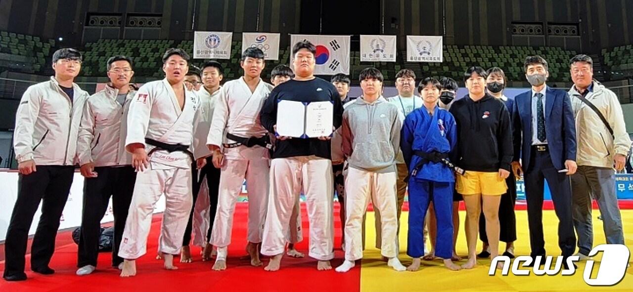 충북교육청은 청석고등학교와 충북체육고등학교 선수들로 이뤄진 충북 유도 대표팀이 103회 전국체전 유도 고등부 단체전에서 동메달을 획득했다.&#40;충북교육청 제공&#41; / 뉴스1