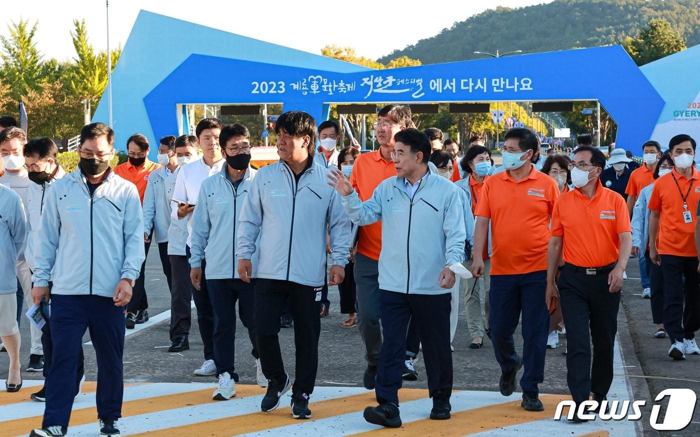 이응우 계룡시장&#40;앞줄 가운데&#41;이 군문화엑스포 행사장 현장점검에서 관계자들과 이야기를 나누고 있다. &#40;계룡시 제공&#41;