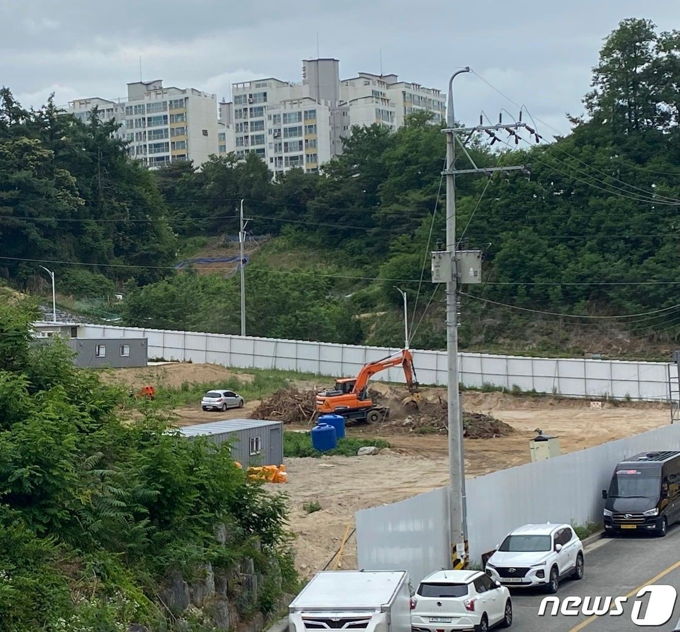 제천지역의 한 아파트 건축 현장에서 중장비가 동원 토목작업이 진행되고 있다. 