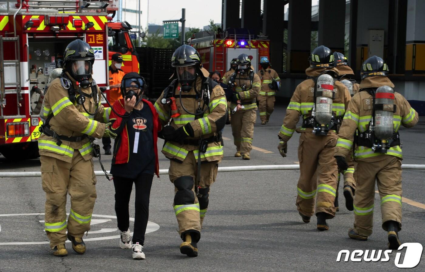 경기도소방본부·김포소방서 대원들이 28일 오후 김포시 고촌읍 한국농수산식품유통공사 김포비축기지에서 &#39;2022년 긴급구조종합훈련&#39;을 하고 있다. 이번 훈련에는 경기소방본부 헬기, 행정기관, 경찰, 군부대 등 13개 기관·단체와 인력 190명, 장비 37대가 동원됐으며, 비축기지에 암모니아 누출로 인한 대량 인명피해 상황을 가정해 훈련이 진행됐다. 2022.9.28/뉴스1 ⓒ News1 정진욱 기자