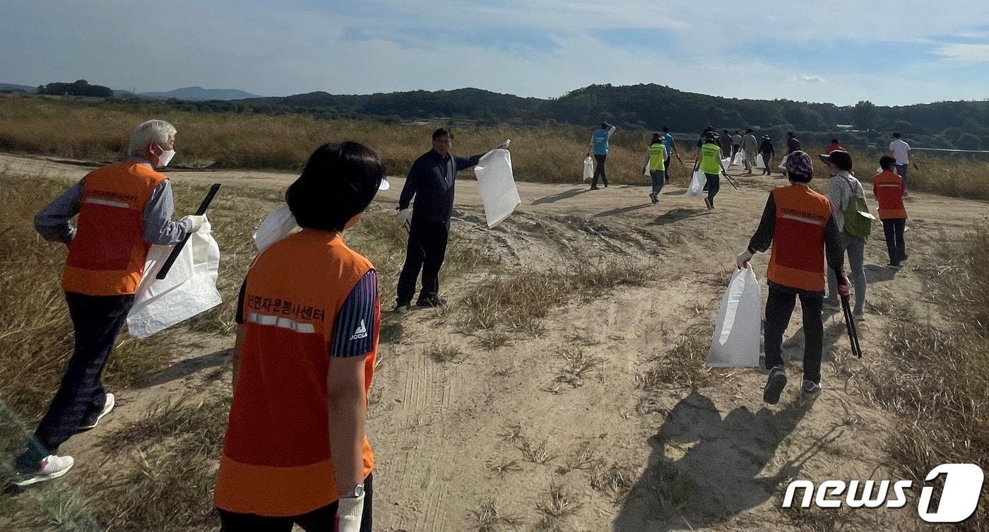 한강청과 여주시, 한국수자원공사 임직원들이 28일 한강 상류 여주저류지 일대에서 쓰레기 정화활동을 하고 있다.&#40;한강청 제공&#41;  