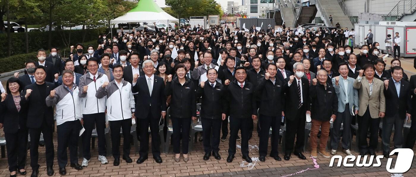 28일 오후 울산 중구 울산종합운동장에서 열린 제103회 전국체육대회 울산 선수단 결단식에서 김두겸 울산시장, 김기환울산시의장, 이상헌 의원, 노옥희 울산교육감, 김석기 울산시체육회장, 선수단 등이 파이팅을 외치고 있다. 코로나19 여파로 3년 만에 정상적으로 열리는 이번 제103회 전국체육대회는 10월7일부터 13일까지 울산에서 개최된다. 2022.9.28/뉴스1 ⓒ News1 윤일지 기자