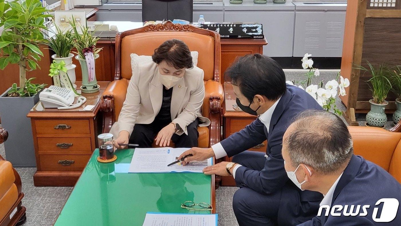 28일 국회를 찾은 최경식 전북 남원시장이 정춘숙 국회 보건복지위원회 위원장에게 남원 공공의대 설립 관련 법안 통과를 요청하고 있다.&#40;남원시 제공&#41;2022.9.28/뉴스1