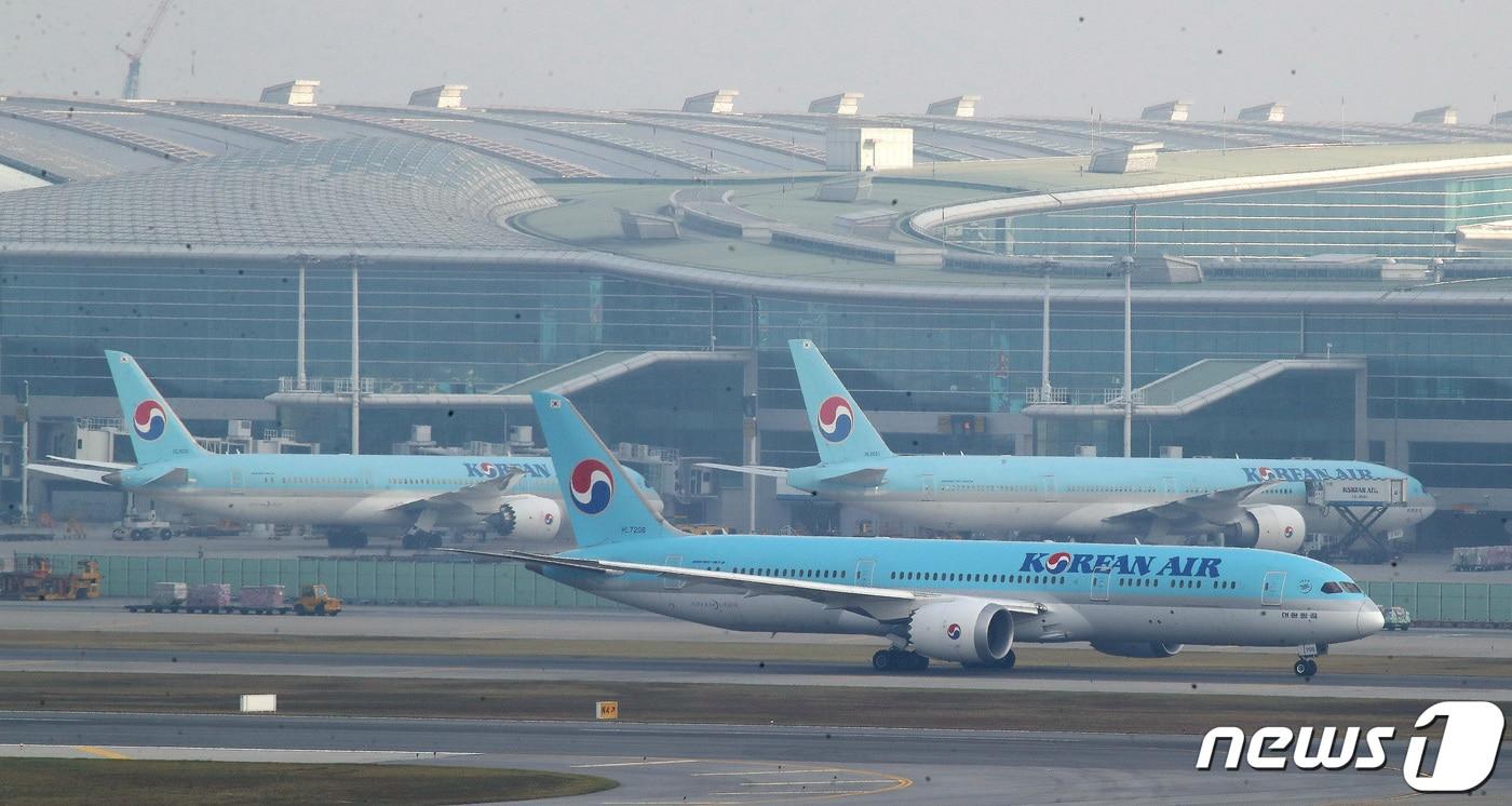  29일 인천국제공항 제2여객터미널 계류장에 대한항공 여객기가 이륙 준비를 하고 있다. 2022.9.29/뉴스1 ⓒ News1 임세영 기자