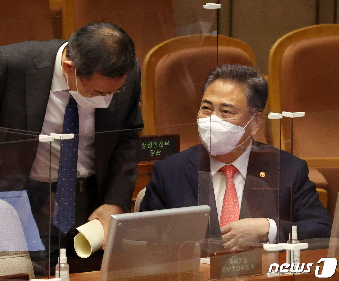 박진 외교부 장관이 29일 오전 서울 여의도 국회에서 열린 본회의에서 국무위원들과 인사를 하고 있다. &#40;공동취재&#41; 2022.9.29/뉴스1 ⓒ News1 이재명 기자