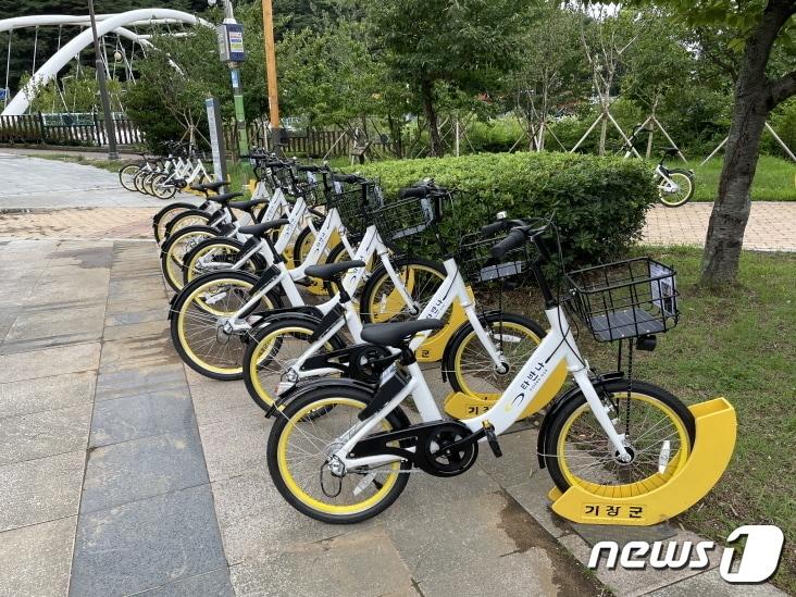 부산 기장군 정관읍 중앙공원에 설치된 기장군 공영자전거 타반나 &#40;기장군청 제공&#41;