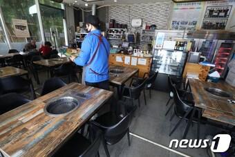 점심시간 대구 중구의 한 음식점에서 점주가 혼자 음식을 장만해 서빙하고 있다. &#40;뉴스1DB&#41; ⓒ News1 