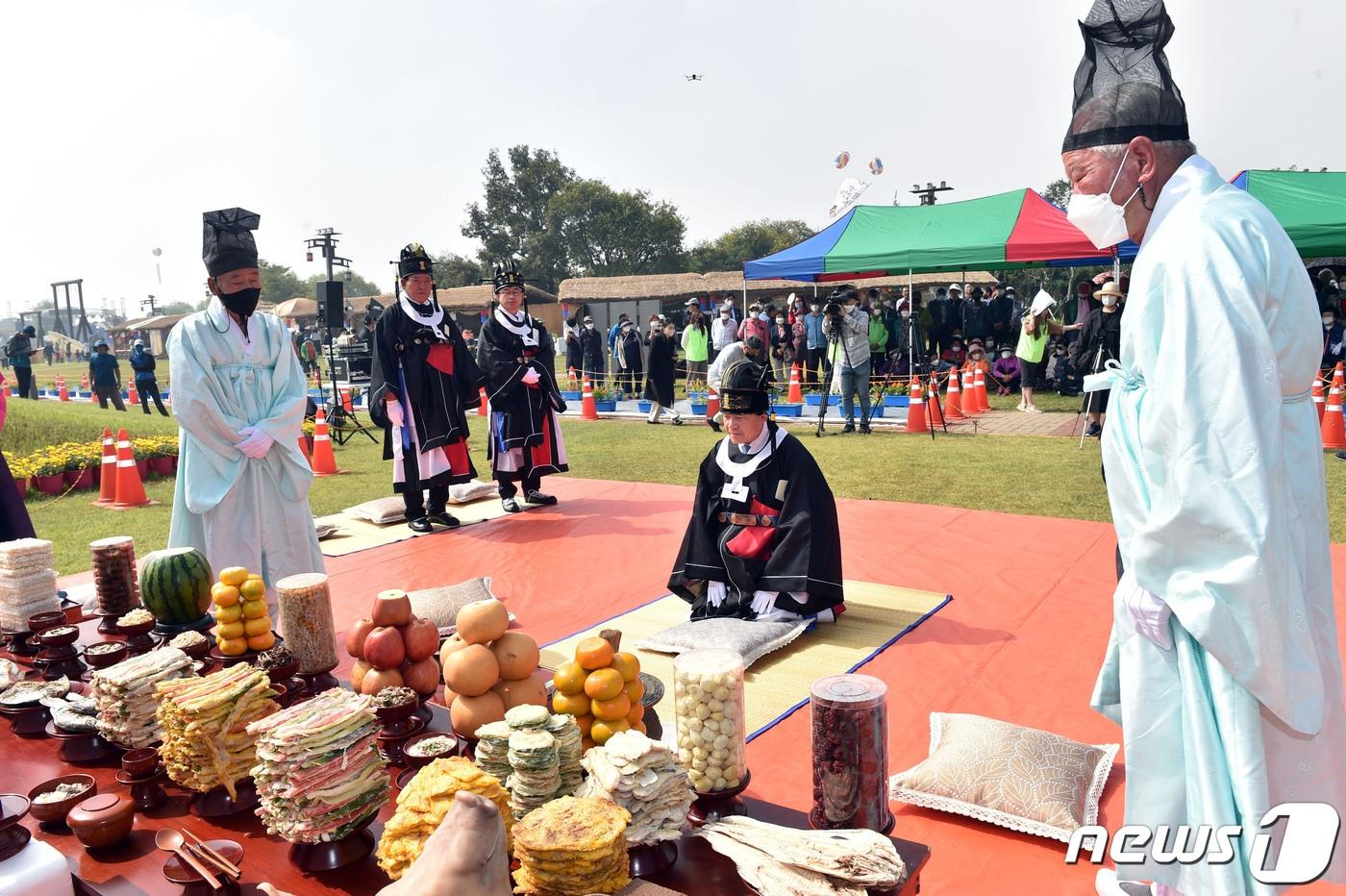 김제지평선축제가 29일 벽골제 장생거 앞에서 하늘과 땅에 예를 갖추는 천지제를 시작으로 5일간의 일정에 들어갔다.&#40;김제시제공&#41; 2002.9.29/뉴스1