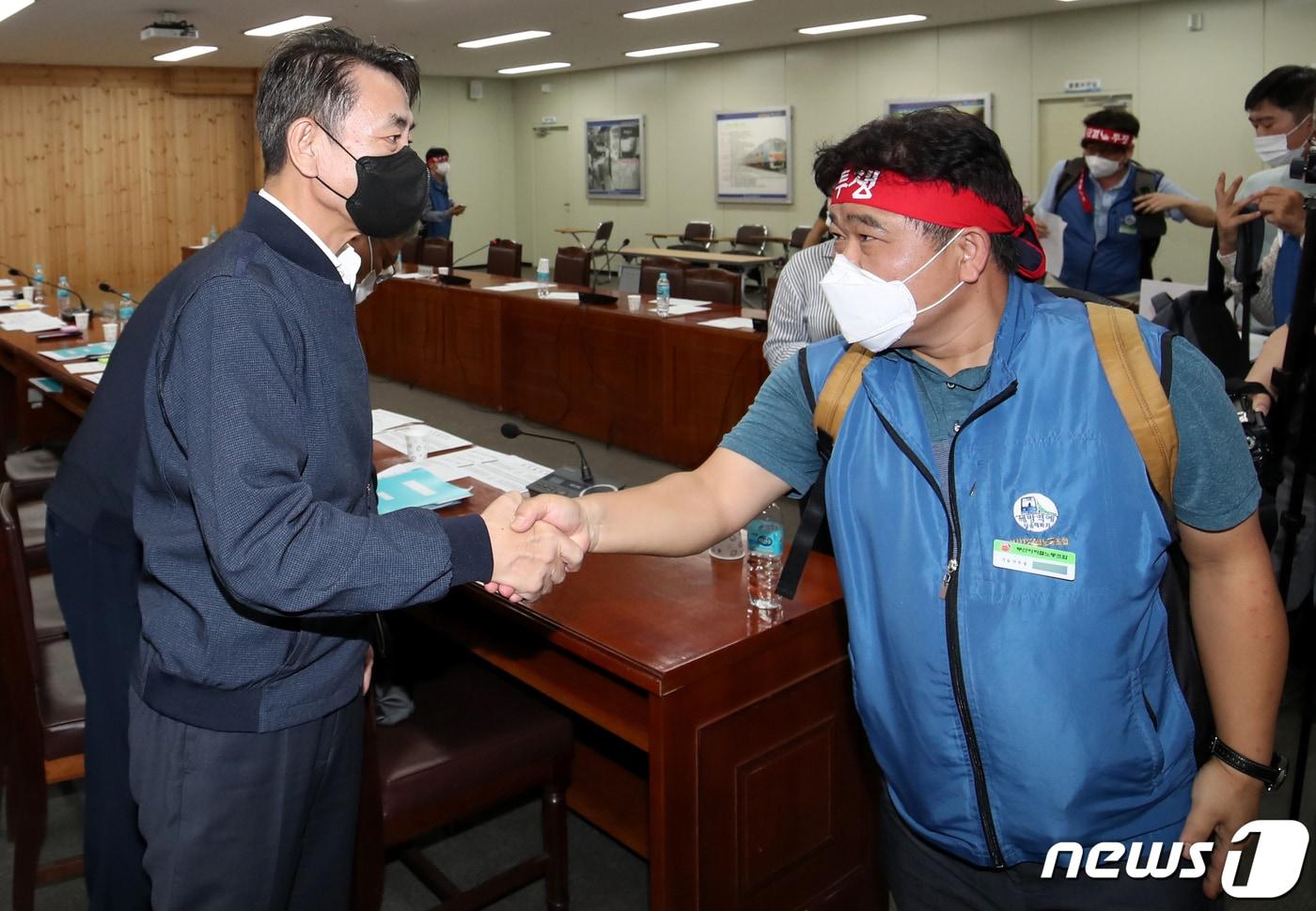 29일 오후 부산 금정구 노포차량기지에서 부산지하철 노조가 부산교통공사 측과 막판 교섭에서 임금 인상안에 합의 한 뒤 한문희 부산교통공사 사장&#40;왼쪽&#41;과 악수를 나누고 있다. 양측은 임금 1.4% 인상안으로 협상을 잠정 타결했다. 2022.9.29/뉴스1 ⓒ News1 김영훈 기자