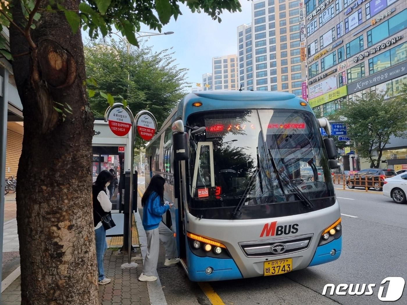 30일 오전 8시께 경기 남양주시 호평동 한 버스정류장 앞에서 시민들이 출근길 버스에 올라타고 있다.2022.09.30./ⓒ 뉴스1 양희문 기자