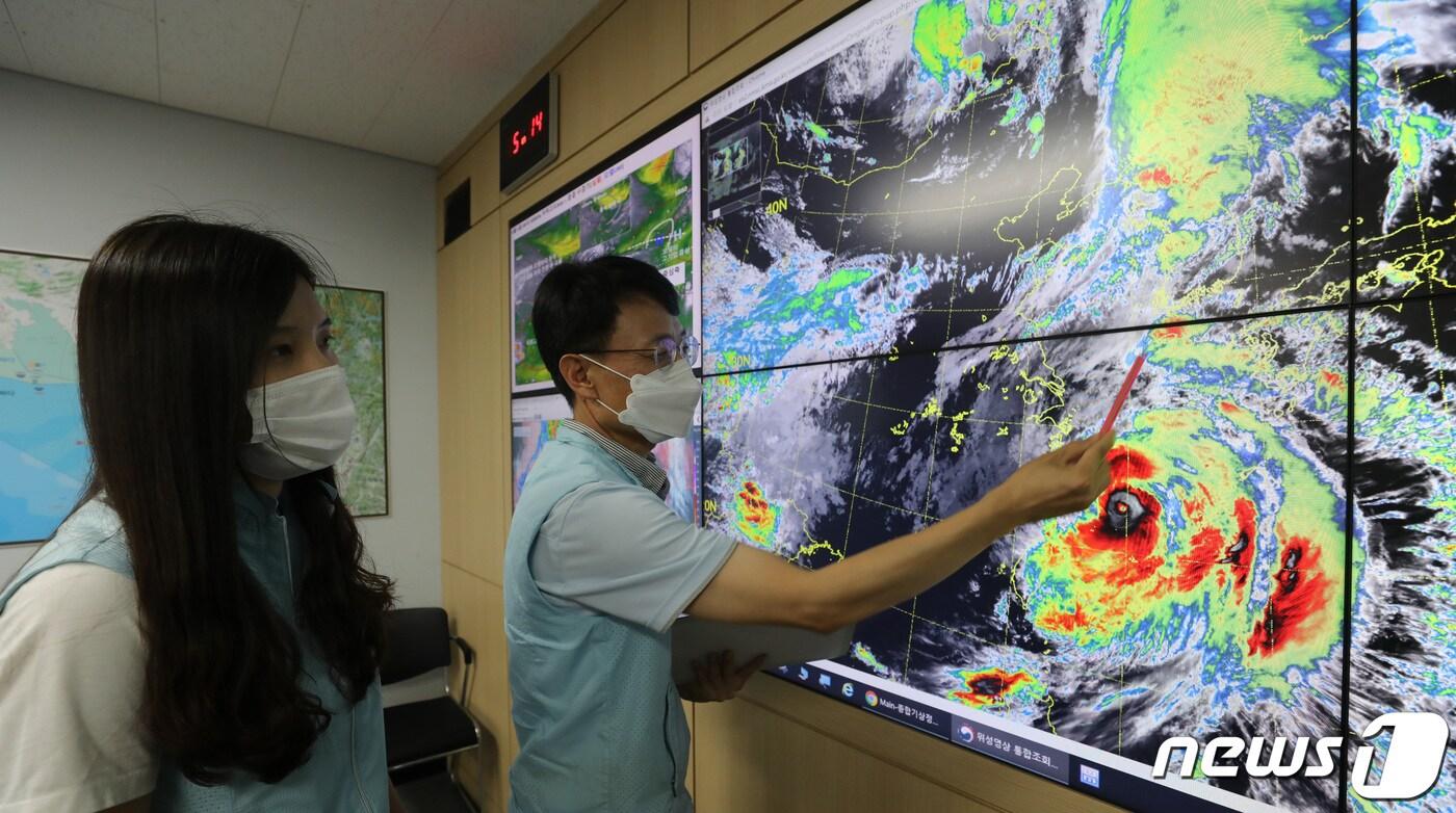 올해 첫 &#39;초강력&#39; 태풍인 제11호 태풍 ‘힌남노&#40;Hinnamnor&#41;’가 북상을 하고 있는 가운데 4일 오후 경기 수원시 권선구 수도권기상청에서 예보관이 북상하는 태풍을 분석 감시하고 있다. 수도권기상청은 6일&#40;화&#41;까지 전국 대부분에 강한 집중호우와 강풍, 해상에서는 풍랑과 월파가 있을 것으로 예고했으며 태풍 피해에 적극적인 대처를 요청했다. 2022.9.4/뉴스1 ⓒ News1 김영운 기자