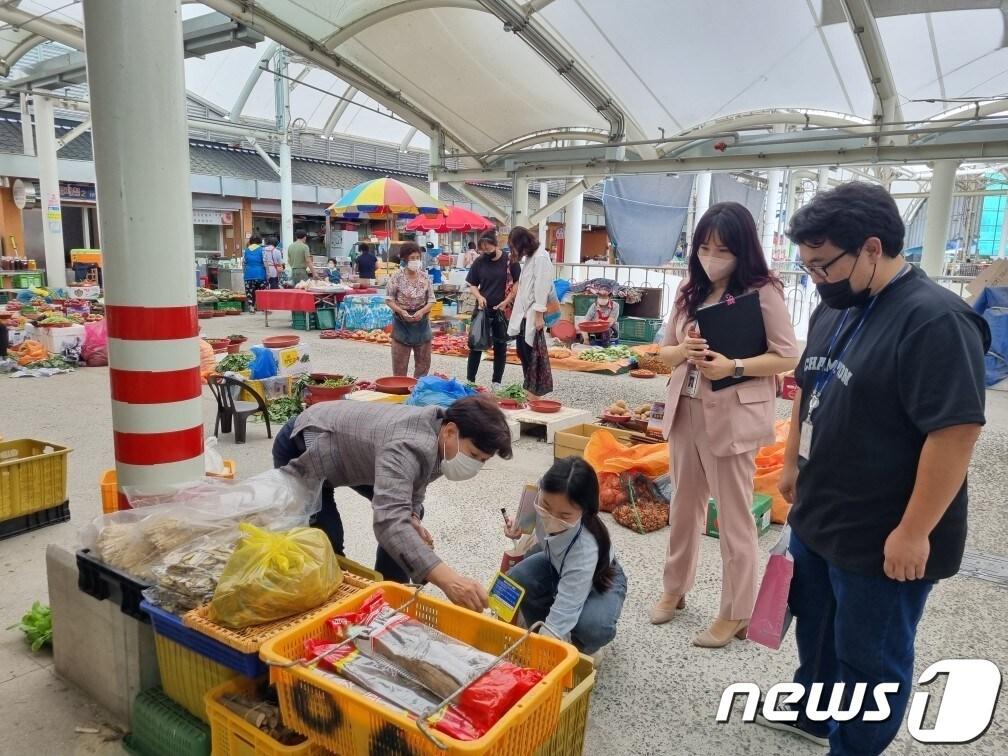  광양시가 추석 명절을 앞두고 농·축산물의 원산지 표시 이행과 부정 유통행위 근절을 위해 합동지도단속을 실시하고 있다&#40;광양시 제공&#41;2022.9.5/