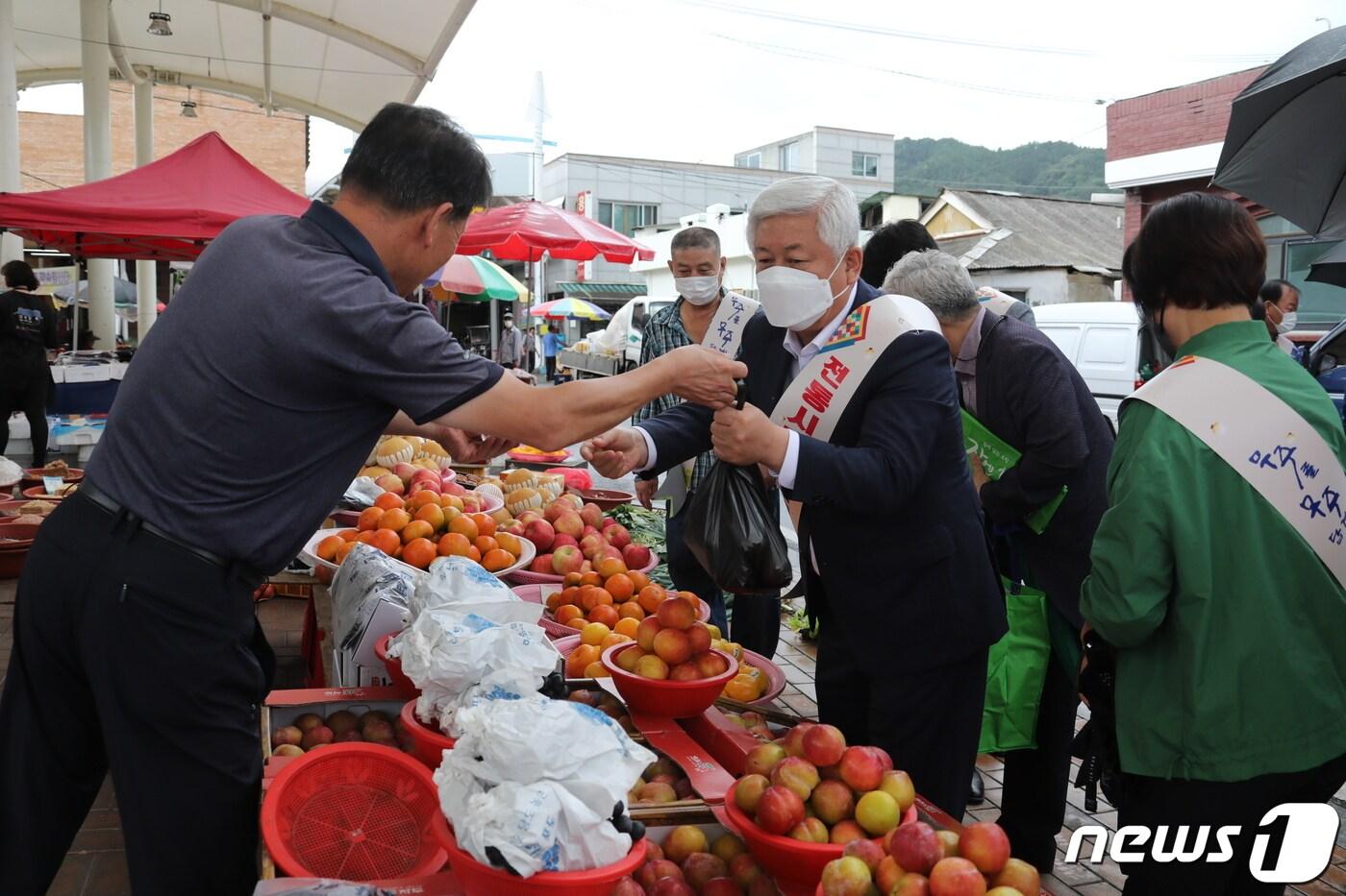 5일 황인홍 전북 무주군수가 추석 명절을 앞두고 안성덕유시장에 방문해 장보기 행사에 참여하고 있다.&#40;무주군 제공&#41;2022.9.5./ⓒ 뉴스1