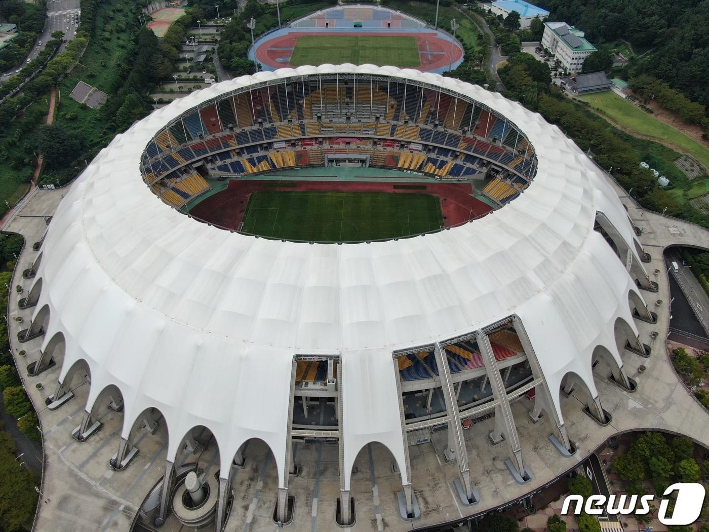 부산 연제구 거제동에 있는 부산아시아드주경기장의 지붕막이 찢겨져 구멍이 난 모습.&#40;부산시 제공&#41; 