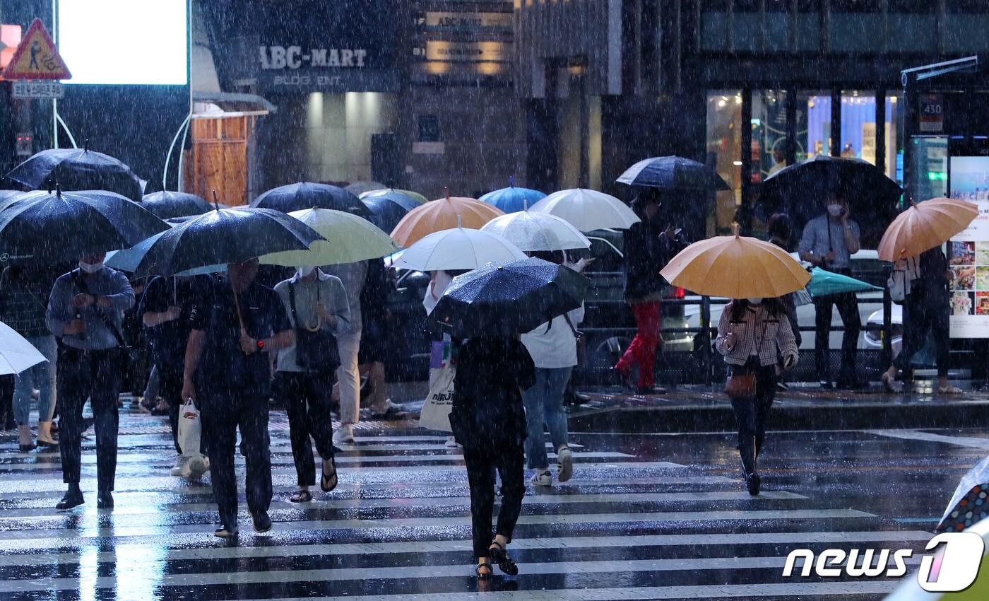 11호 태풍 &#39;힌남노&#39;가 북상하며 전국이 영향권에 들기 시작한 5일 오후 서울 강남대로 횡단보도에서 우산을 쓴 시민들이 발걸음을 재촉하고 있다. 2022.9.5/뉴스1 ⓒ News1 박세연 기자