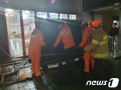 태풍 &#39;힌남노&#39;가 북상한 6일 오전 0시 7분쯤 무안군 삼향읍 남악리의 한 가게에서 강풍을 이기지 못한 간판이 떨어져 소방당국이 안전 조치를 하고 있다.&#40;전남소방본부 제공&#41; 2022.9.6/뉴스1 ⓒ News1 최성국 기자