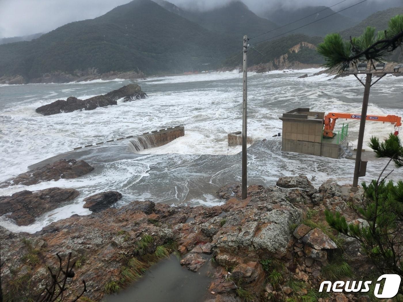 제11호 태풍 &#39;힌남노&#39;로 인해 신안군 흑산도 예리 선착장 400㎡ 가량이 파손됐다. 가운데 움푹 들어간 부분이 파손된 부분으로 파도에 잠겨 있다.&#40;신안군 제공&#41;2022.9.6/뉴스1 ⓒ News1 박진규 기자