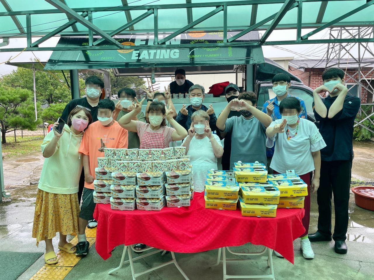 BBQ의 사회공헌활동 &#39;찾아가는 치킨릴레이&#39;가 경기도 포천 남사랑의 집을 방문했다.&#40;제네시스BBQ 그룹 제공&#41;