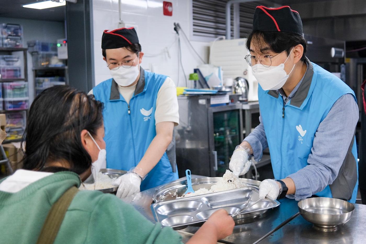 경기도 성남시 노숙인 무료 급식소 ‘안나의집’에서 SPC그룹 임직원들이 배식 봉사활동을 하고 있다. &#40;SPC그룹 제공&#41;