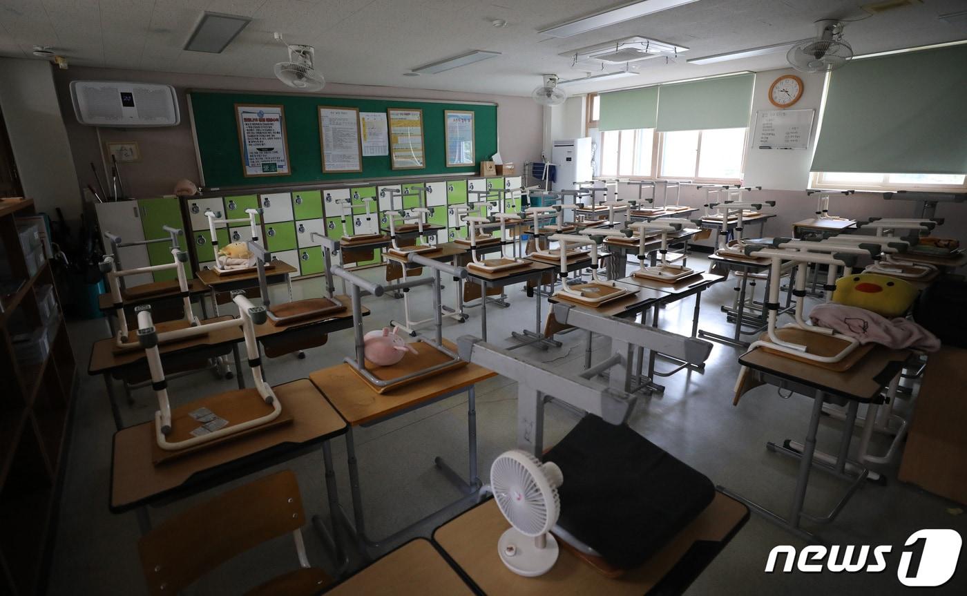 경기 화성시의 한 학교 교실이 텅 비어있다. /뉴스1 ⓒ News1 김영운 기자