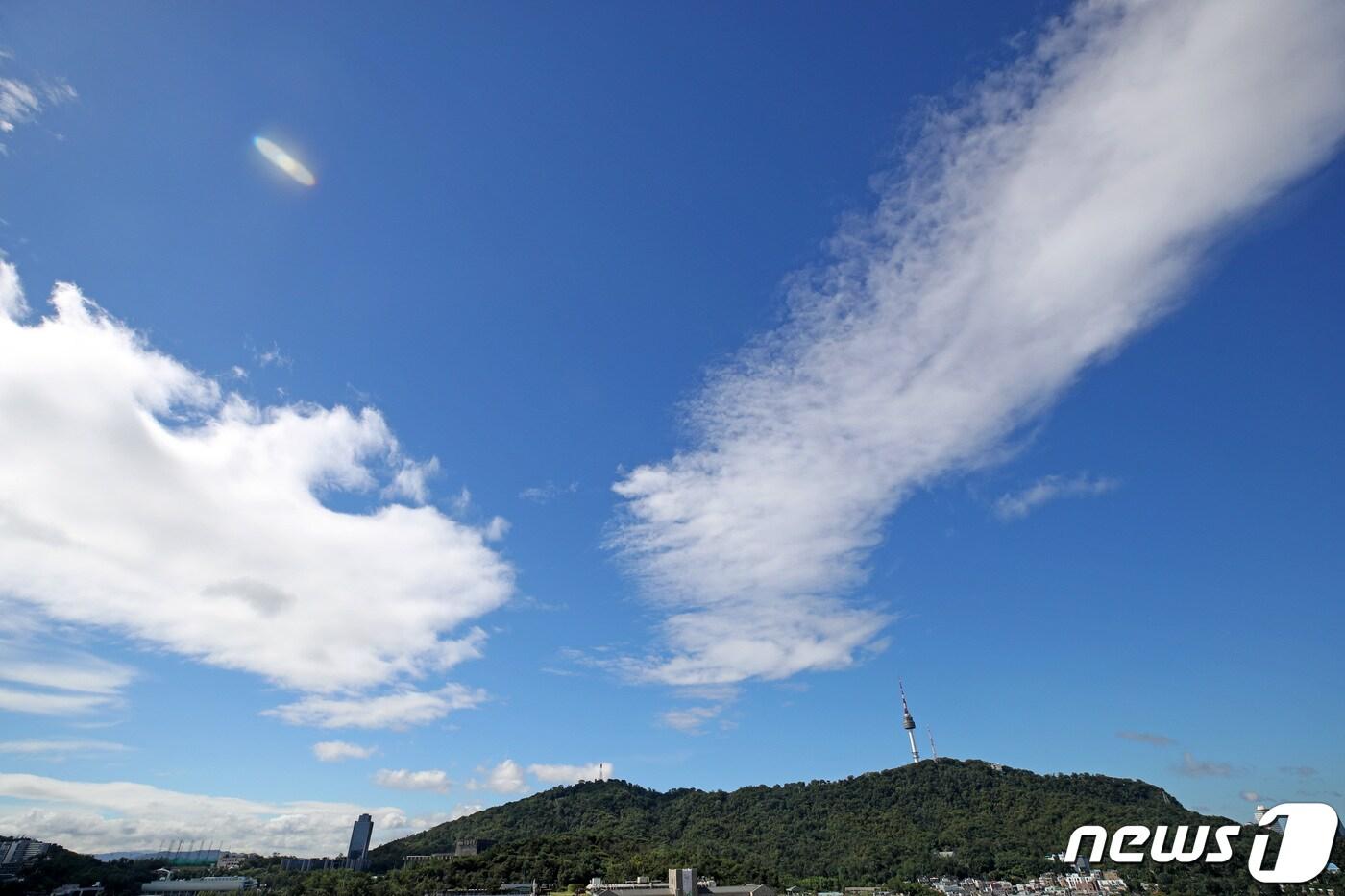 전국 대부분 지역에 발효된 태풍주의보가 해제된 6일 오전 서울 시내 위로 파란 하늘이 펼쳐져 있다. 2022.9.6/뉴스1 ⓒ News1 조태형 기자