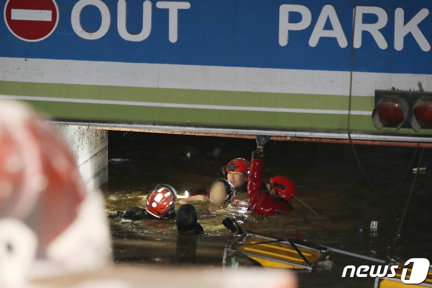 제11호 태풍 힌남노가 지나간 6일 오후 소방당국이 경북 포항시 오천읍의 한 아파트 지하 주차장에서 수색 중 발견한 여성 생존자 1명을 추가로 구조해 나오고 있다. 2022.9.6/뉴스1 ⓒ News1 공정식 기자