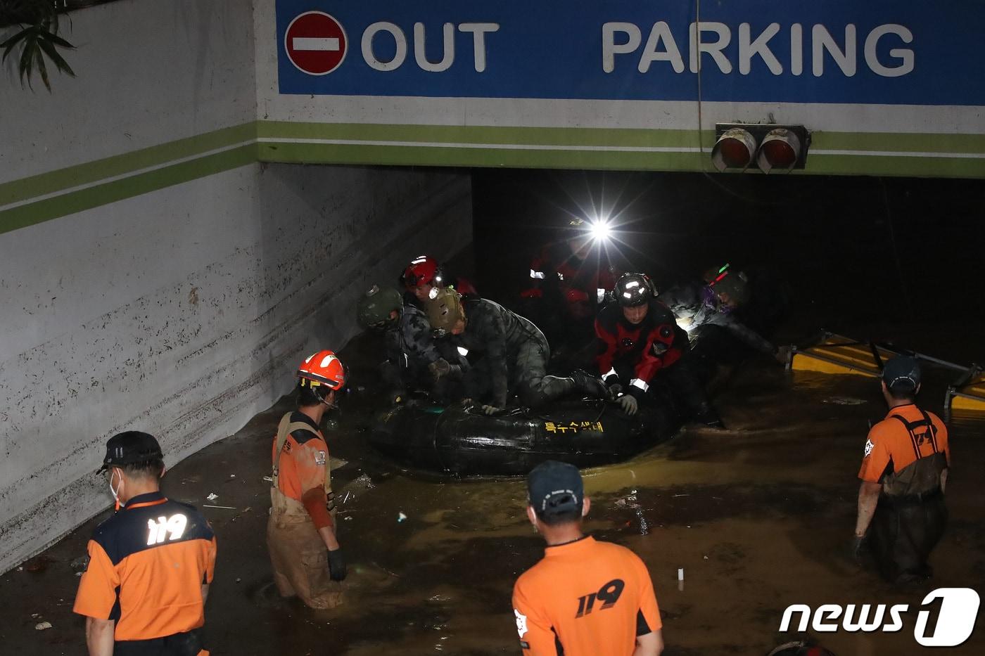 제11호 태풍 힌남노가 지나간 6일 오후 군과 소방당국이 경북 포항시 오천읍의 한 아파트 지하 주차장에서 남은 실종자를 찾기 위한 수색을 이어가고 있다. 2022.9.7/뉴스1 ⓒ News1 공정식 기자