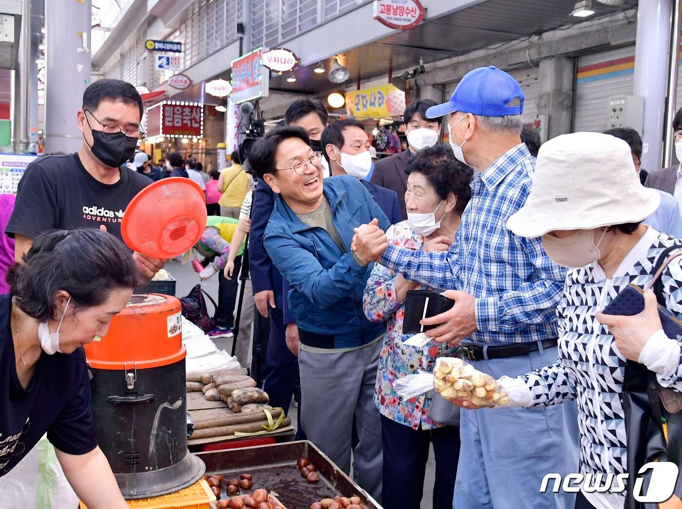 강기정 광주시장이 추석 명절을 앞두고 북구 말바우시장을 방문해 상인과 시민들을 만나 인사를 나누고 있다. &#40;광주시 제공&#41; 2022.9.7/뉴스1 