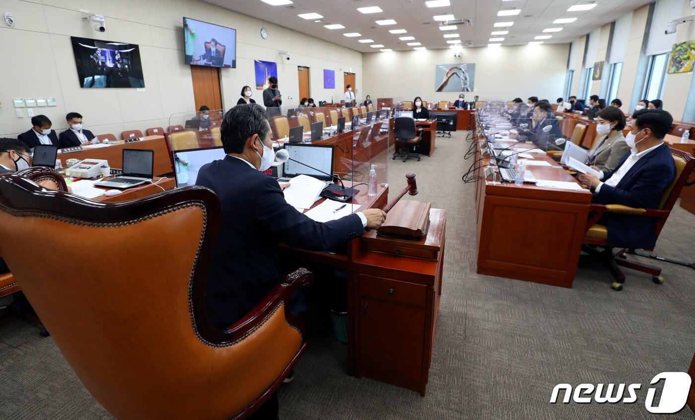 정청래 국회 과학기술정보방송통신위원회 위원장이 7일 오후 서울 여의도 국회에서 열린 과학기술정보방송통신위원회 전체회의에서 산회를 선포하고 있다. &#40;공동취재&#41; 2022.9.7/뉴스1 ⓒ News1 이재명 기자