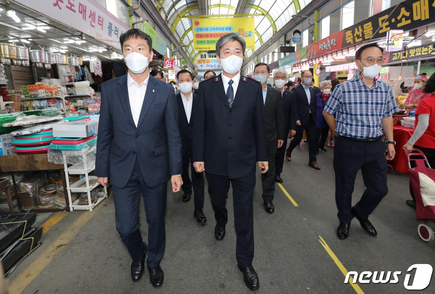 이복현 금융감독원장이 서울의 한 시장을 방문해 살펴보고 있다. ⓒ News1 박세연 기자