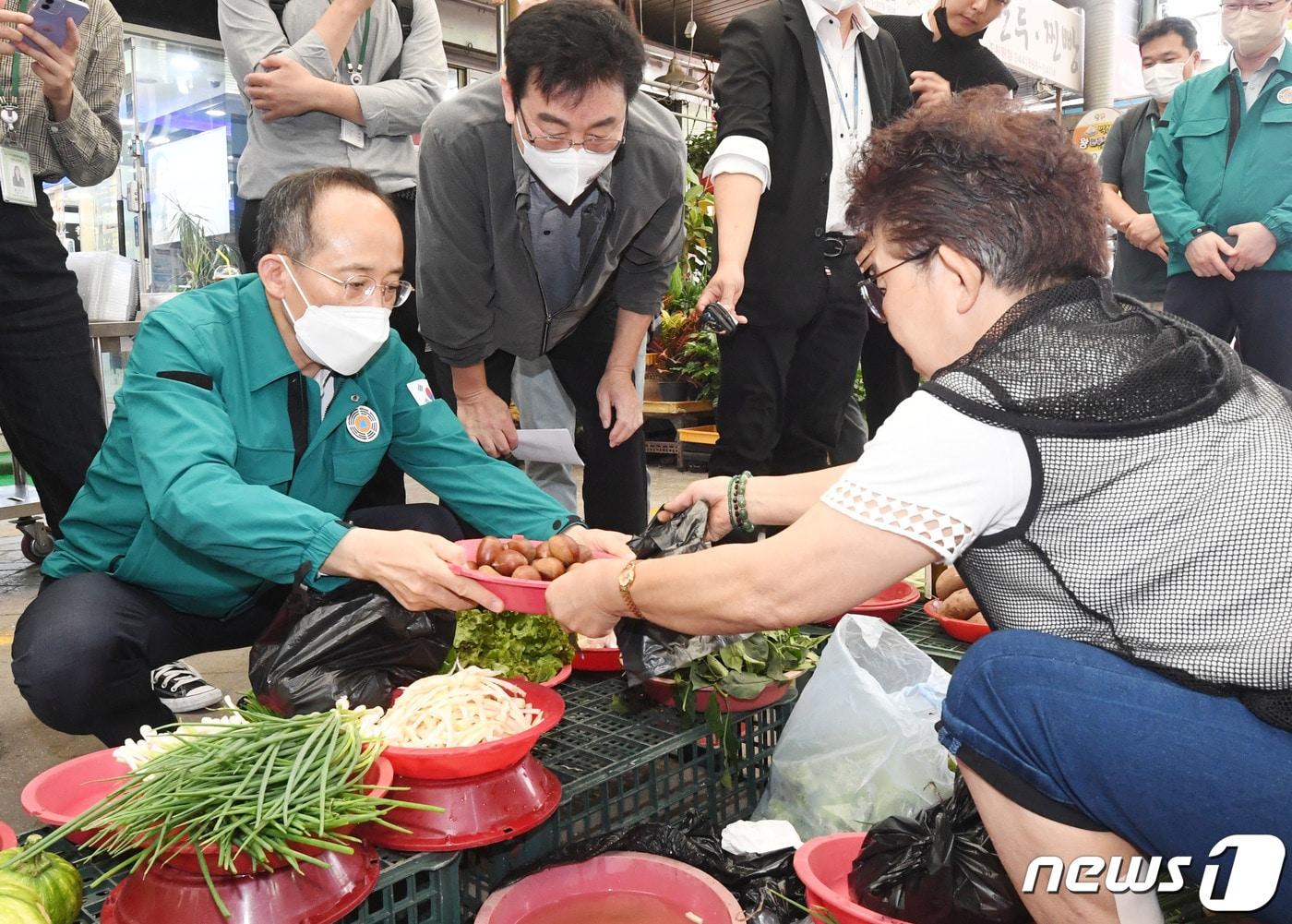 추경호 경제부총리 겸 기획재정부 장관이 추석연휴를 하루 앞둔 지난 8일 추석민생 현장방문 일환으로 세종 조치원읍 세종전통시장을 방문, 물품을 구입하고 있다. &#40;기획재정부 제공&#41; 2022.9.8/뉴스1