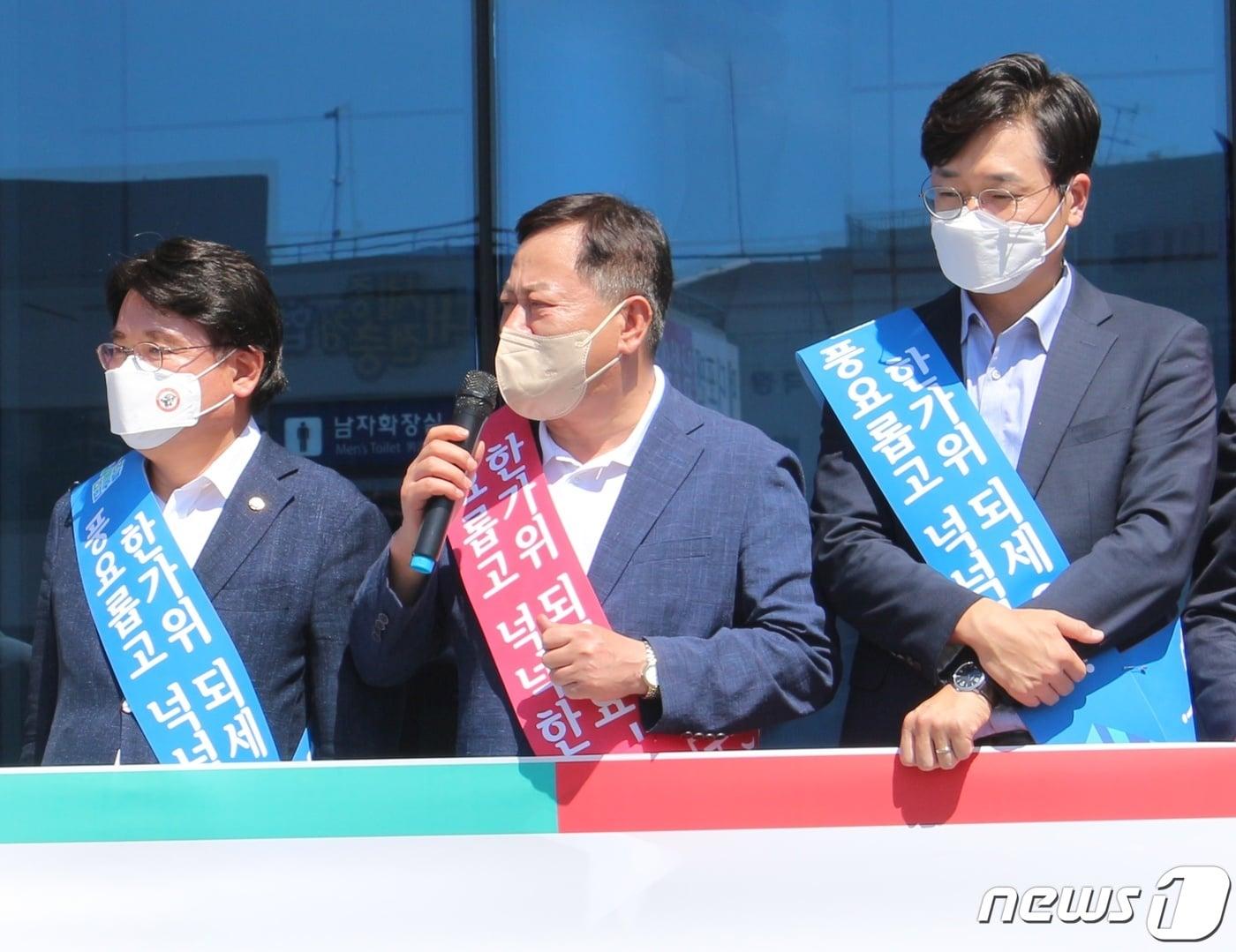 국민의힘과 더불어민주당 대전시당은 8일 대전역 서광장에서 추석맞이 합동 귀성인사를 해 눈길을 끌었다. 왼쪽부터 황운하 민주당 시당 위원장, 이은권 국민의힘 시당 위원장, 장철민 민주당 국회의원. &#40;국민의힘 대전시당 제공&#41; /뉴스1