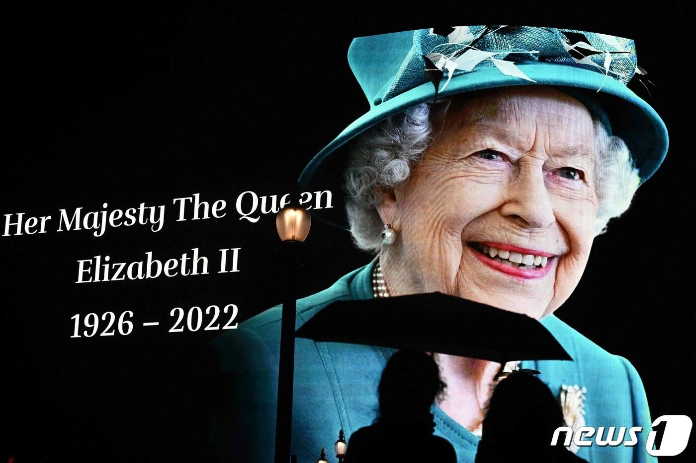 8일&#40;현지시간&#41; 런던 피카딜리 서커스의 대형 스크린에 향년 96세로 서거한 엘리자베스2세 영국 여왕의 추모 영상이 보인다. ⓒ AFP=뉴스1 ⓒ News1 우동명 기자