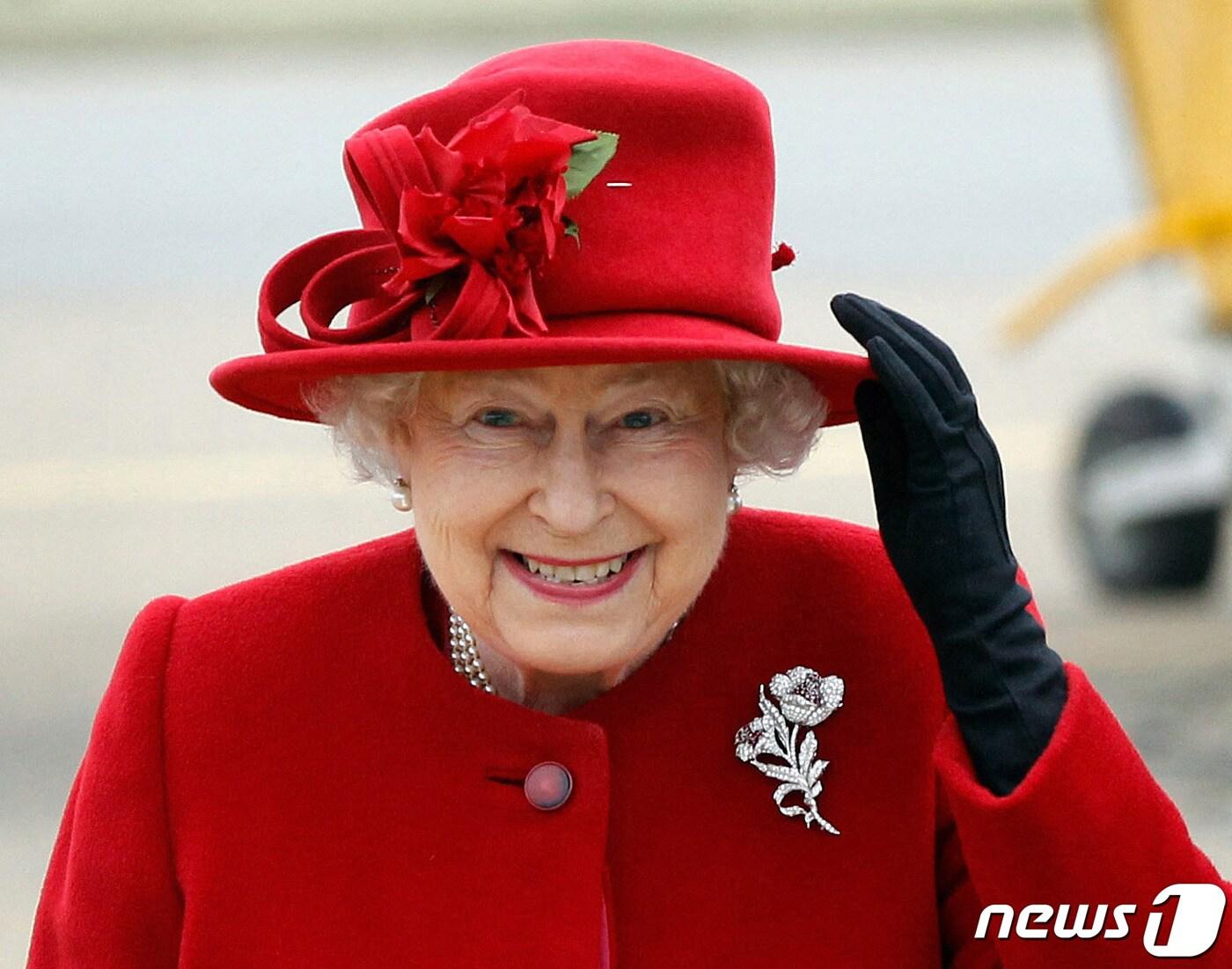 엘리자베스 2세 영국 여왕이 지난 2011년 4월 1일 웨일즈 앵글시에 있는 밸리 공군 기지에 도착을 하고 있다. 군주 재위 기간 70년의 엘리자베스 여왕은 8일&#40;현지시간&#41; 스코틀랜드 밸모럴성에서 향년 96세로 서거했다. ⓒ AFP=뉴스1 ⓒ News1 우동명 기자
