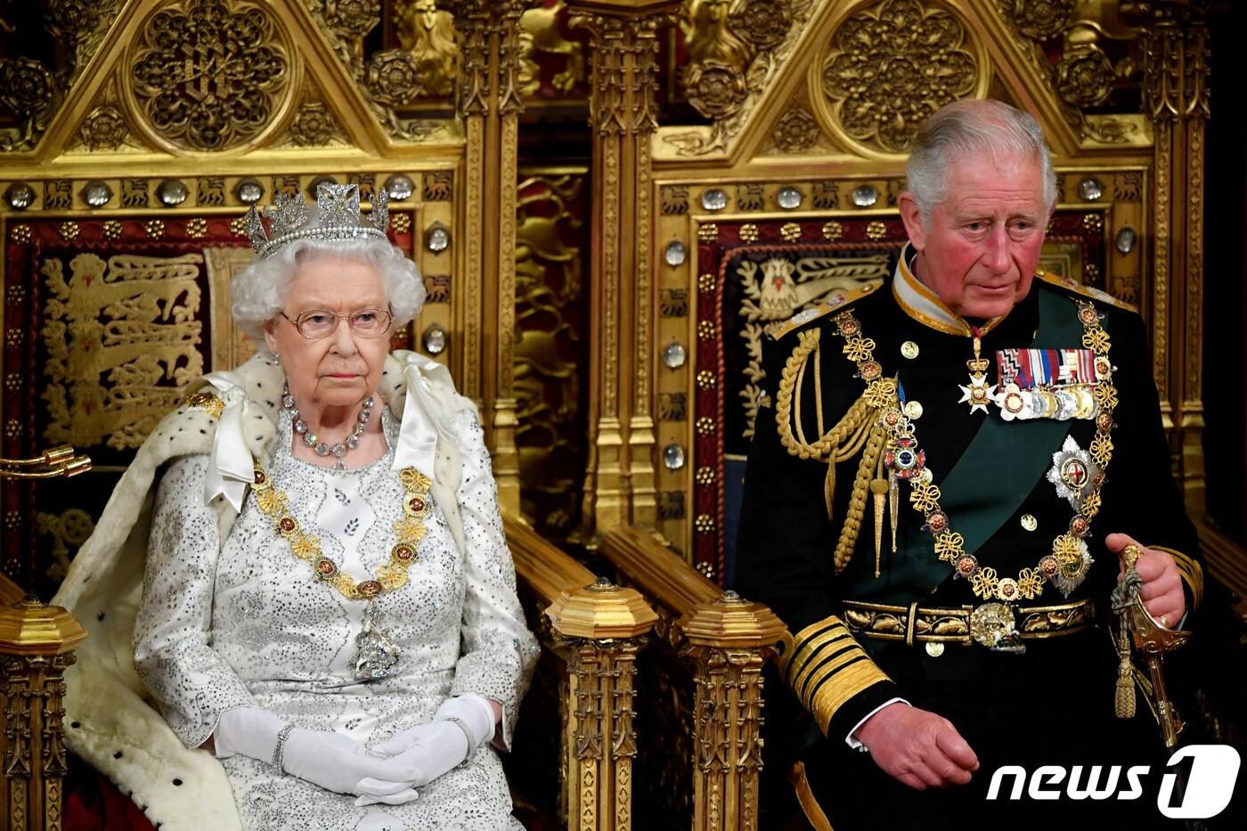 생전 영국 엘리자베스 2세 여왕&#40;왼쪽&#41; 찰스 왕세자의 모습 ⓒ 로이터=뉴스1 