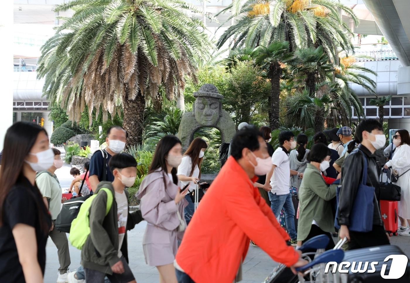 제주도가 추석 명절 장바구니 부담 경감과 지역경제 분위기 조성에 초점을 둔 &#39;추석 연휴 종합대책&#39;을 추진한다고 12일 밝혔다. 추석 연휴 첫날인 9일 오전 제주국제공항이 귀성객과 관광객들로 붐비고 있다.2022.9.9/뉴스1 ⓒ News1 홍수영 기자