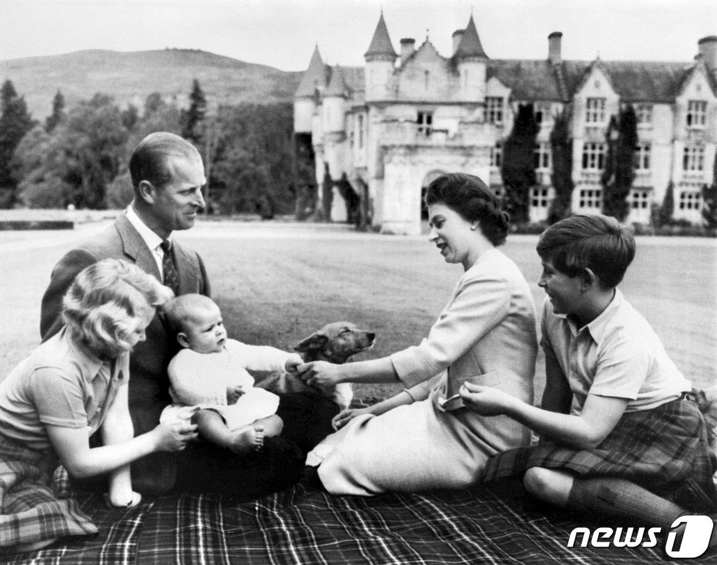 엘리자베스 2세 영국 여왕이 즉위 9년차이던 1960년 9월 9일 남편 에든버러 공작과 세 자녀 찰스 왕세자, 앤 공주, 앤드류 왕세자와 함께 애버딘셔 밸모럴궁에서 시간을 보내는 모습.  ⓒ AFP=뉴스1 ⓒ News1 최서윤 기자