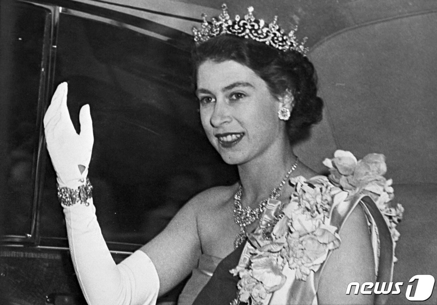 엘리자베스 2세 영국 여왕이 25세 승계 서열 1위 공주 신분이던 1951년 6월 7일 다이아몬드 왕관을 쓴 채 사람들에게 손을 흔드는 모습.  ⓒ AFP=뉴스1 ⓒ News1 최서윤 기자
