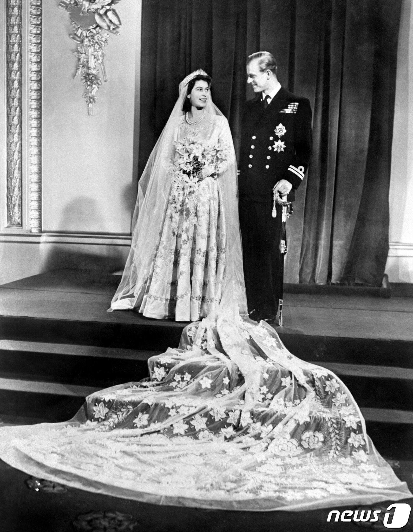 엘리자베스 2세 영국 여왕이 승계 서열 1위 공주 신분이던 1947년 11월 20일 에든버러 공작 필립과 런던 버킹엄 궁전에서 결혼식 전 사진 촬영을 하고 있다. ⓒ AFP=뉴스1 ⓒ News1 최서윤 기자