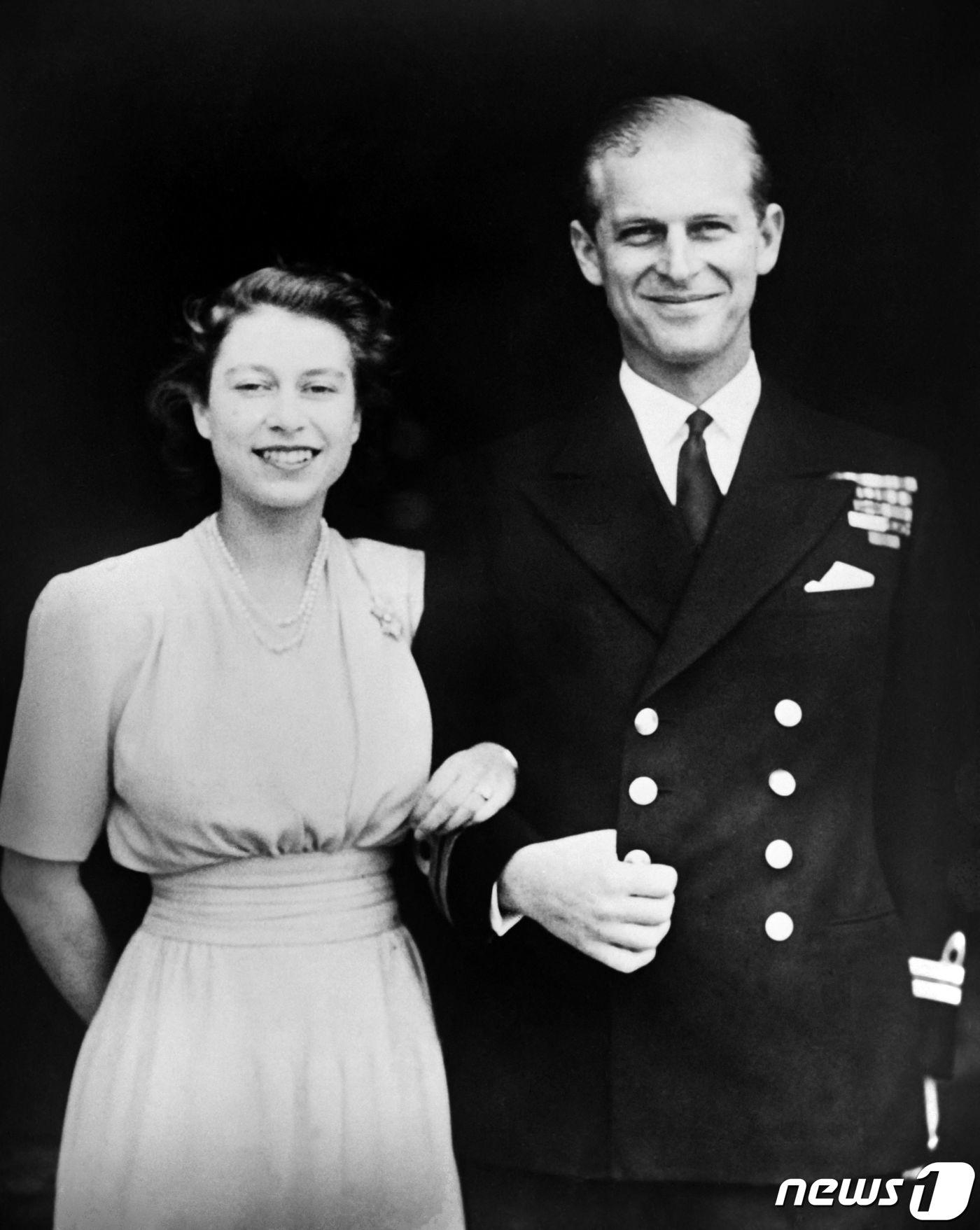 엘리자베스 2세 영국 여왕이 1947년 7월 11일 에든버러 공작 필립과 런던 버킹엄 궁전에서 찍은 약혼 기념 사진. ⓒ AFP=뉴스1 ⓒ News1 최서윤 기자