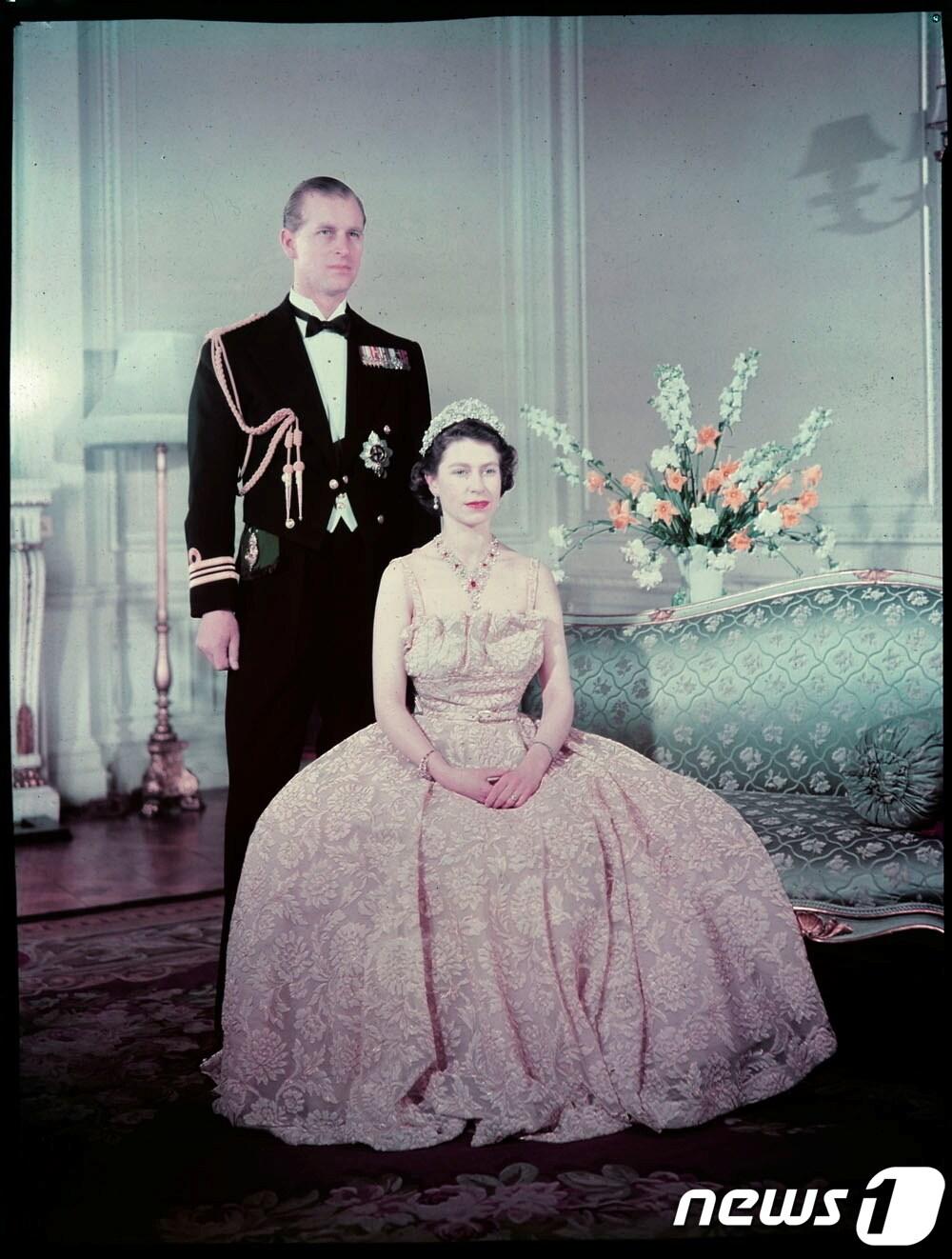 엘리자베스 2세 영국 여왕이 즉위 첫 해인 1952년 남편 에든버러 공작 필립과 찍은 기념사진. ⓒ 로이터=뉴스1 ⓒ News1 최서윤 기자