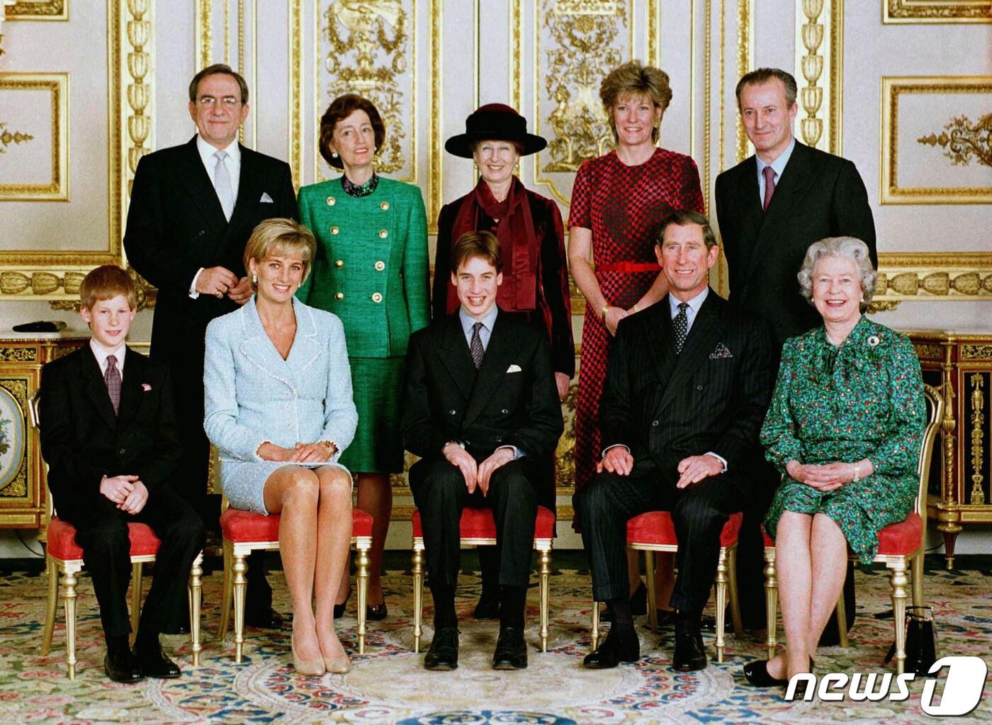 엘리자베스 2세 영국 여왕 즉위 45년차이던 1997년 3월 9일 윈저 성 응접실에서 촬영한 영국 왕실 공식 가족사진. &#40;아랫줄 왼쪽부터&#41;해리 왕자, 다이애나비, 윌리엄 왕세손, 찰스 왕세자, 엘리자베스 2세 여왕. ⓒ 로이터=뉴스1 ⓒ News1 최서윤 기자