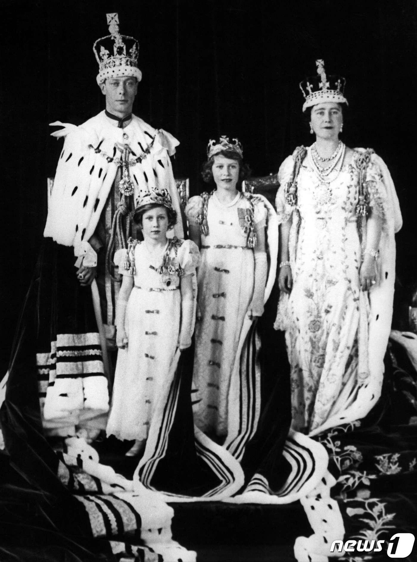 엘리자베스 2세 영국 여왕이 1937년 5월 12일 부친 조지 6세 당시 국왕과 모친 엘리자베스 여왕, 마거릿 공주와 촬영한 가족 사진. ⓒ AFP=뉴스1 ⓒ News1 최서윤 기자