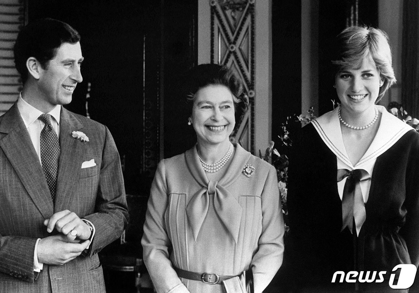 엘리자베스 2세 영국 여왕이 1981년 3월 27일 찰스 왕세자, 다이애나비와 런던 버킹엄궁전에서 찍은 기념 사진. ⓒ AFP=뉴스1 ⓒ News1 최서윤 기자