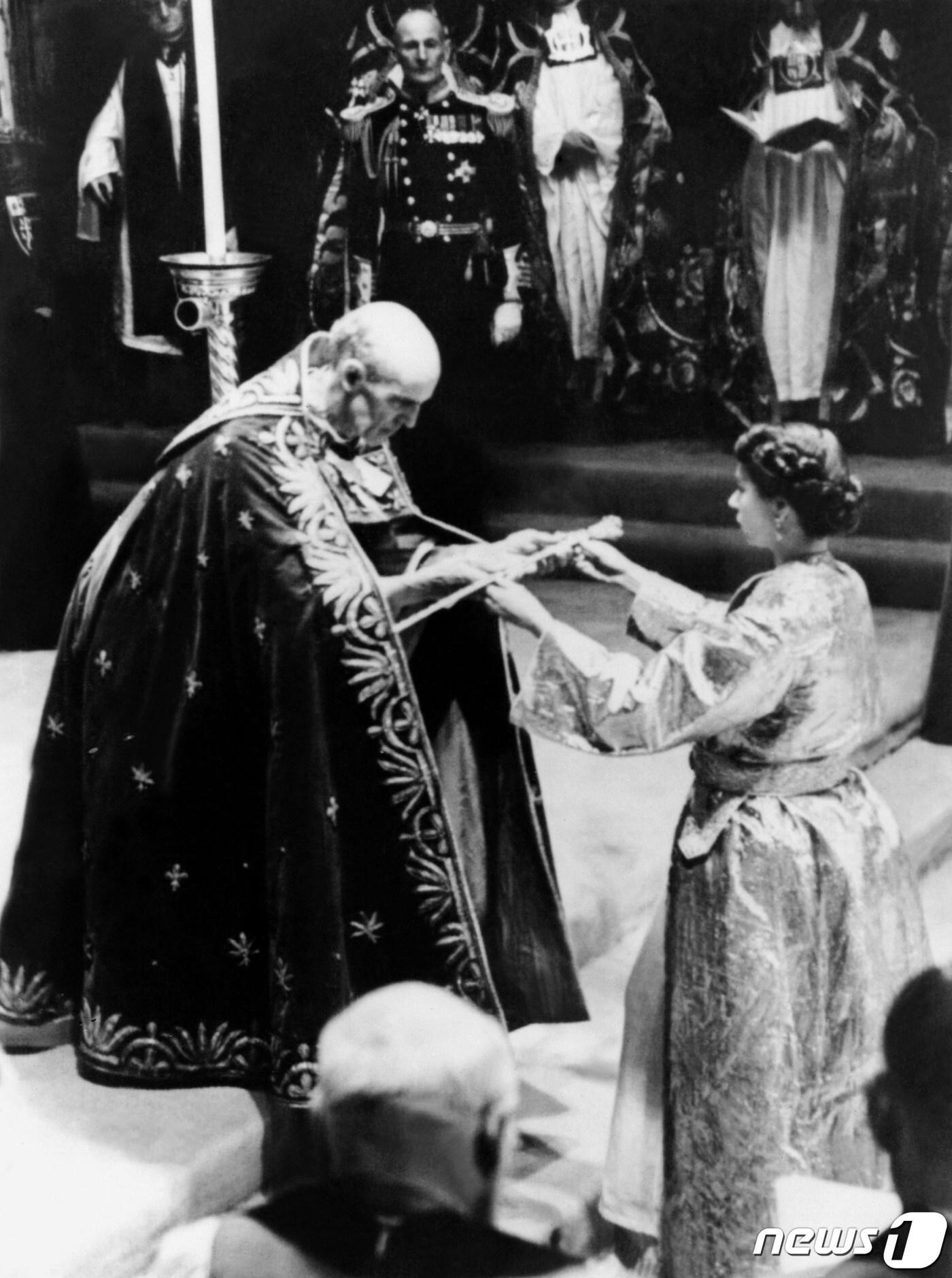 엘리자베스 2세 영국 여왕이 1953년 6월 2일 웨스트민스터 사원에서 대관식에 앞서 캔터베리 대주교로부터 검을 받고 있다. ⓒ AFP=뉴스1 ⓒ News1 최서윤 기자