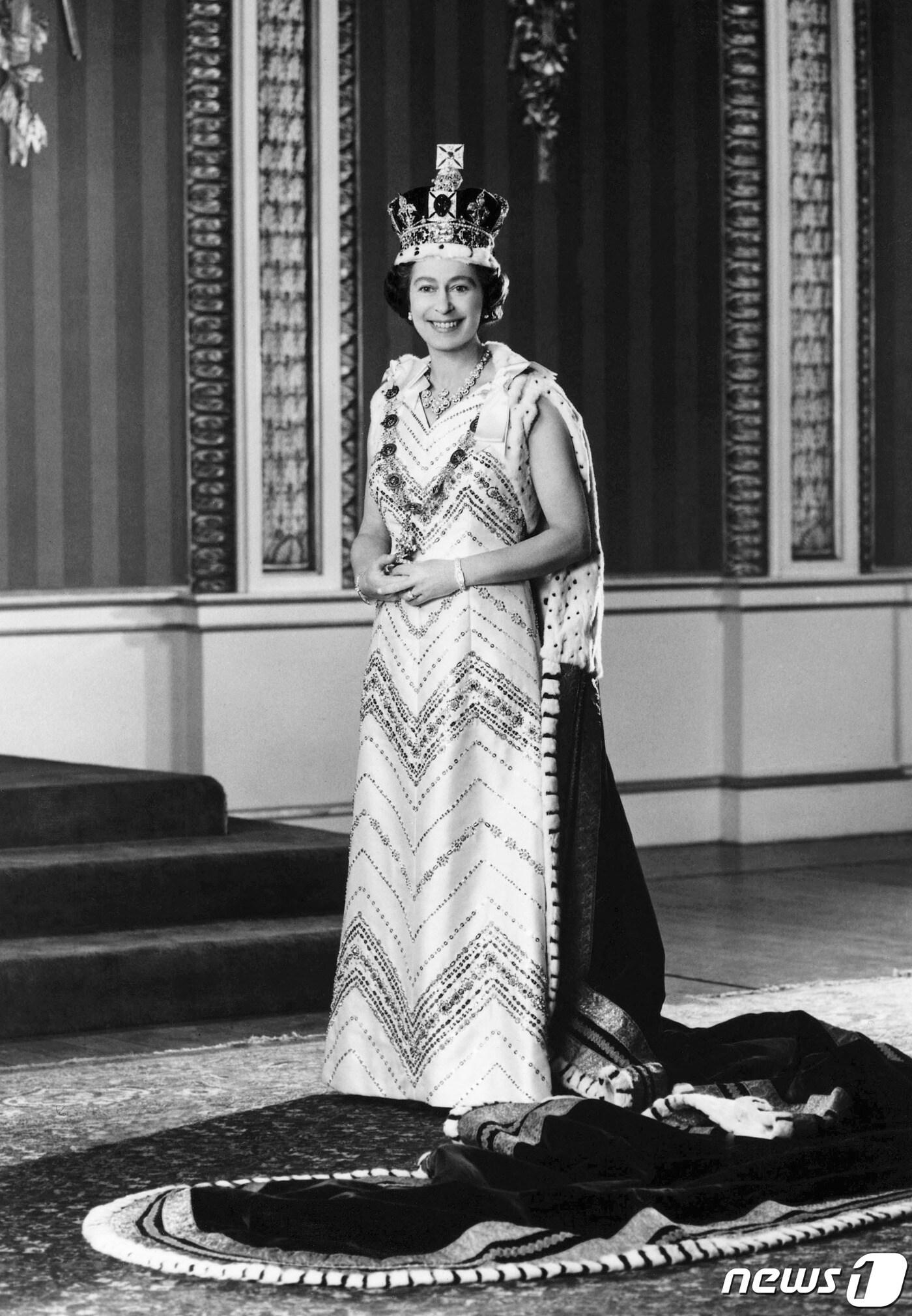 엘리자베스 2세 영국 여왕이 1977년 재위 25주년 &#39;실버 주빌리&#39;를 맞아 2월 1일 버킹엄 궁전에서 기념 사진을 촬영했다. ⓒ AFP=뉴스1 ⓒ News1 최서윤 기자